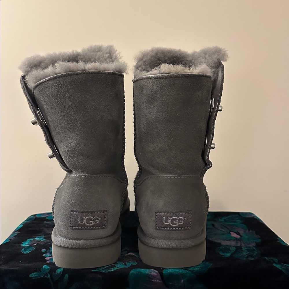 EUC UGG Classic Short Turn Lock Boots Grey Suede Shearling Sheepskin Wm 7 - Picture 5 of 16